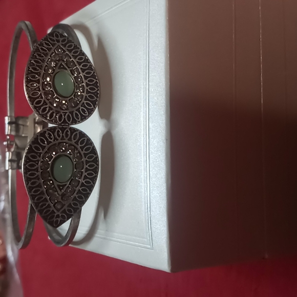 G.H. Bass & Co. Hinged Cuff bracelet. With rhinestones in silver tone. - Picture 6 of 8